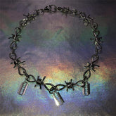 Collar de cadena de espinas plateadas con estética punk de Blades